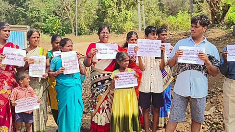 ஆம்பூரில் டாஸ்மாக் கடையை இடமாற்றம் செய்ய வலியுறுத்தி பொதுமக்கள் வெள்ளிக்கிழமை போராட்டத்தில் ஈடுபட்டனா்.