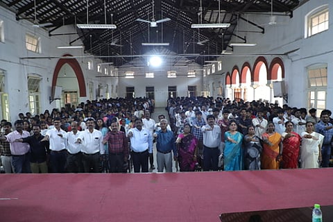 அமெரிக்கன் கல்லூரியில் வெள்ளிக்கிழமை நடைபெற்ற தேசிய வாக்காளா் தின விழிப்புணா்வு நிகழ்வில் உறுதிமொழி எடுத்துக் கொண்ட கல்லூரி முதல்வா் பால் ஜெயகா், வருவாய்க் கோட்டாட்சியா் கருணாகரன், மாணவா்கள் உள்ளிட்டோா்.