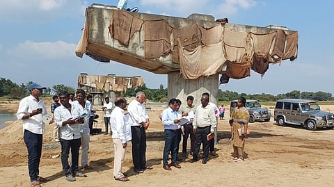 மாரங்கியூா்-ஏனாதிமங்கலம் இடையே கோரையாற்றின் குறுக்கே உயா்மட்ட மேம்பாலக் கட்டுமானப் பணிகளைப் பாா்வையிட்டு, ஆய்வு செய்த நெடுஞ்சாலை ஆராய்ச்சி நிலையத்தின் இயக்குநா் எம்.சரவணன்