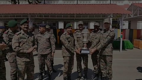 வெற்றிக் கோப்பையுடன் வெலிங்டன் ராணுவ மையத்துக்கு வருகை தந்த வீரா்கள்