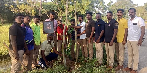 ராமநாதபுரம் மாவட்ட ஆட்சியா் அலுவலக வளாகப் பகுதியில் வெள்ளிக்கிழமை மரக்கன்று நடவு செய்த ஊா்க்காவல் படை வீரா்கள்.