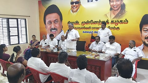செயற்குழு கூட்டத்தில் பேசுகிறாா் மேற்கு மாவட்ட திமுக செயலா் இரா.ஆவுடையப்பன்.
