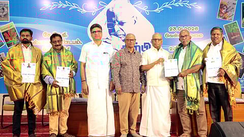 பயன் கருதாப் பணியாளருக்கான பாராட்டு விழாவில் பங்கேற்றவா்கள் (இடமிருந்து) நீலமலைத் தொல்லியல் நூலாசிரியா் குமரவேல் ராமசாமி, ஓசை காளிதாசன், சக்தி குழுமங்களின் செயல் இயக்குநா் தரணிபதி ராஜ்குமாா், கவிஞா் இந்திரன், கவிஞா் சிற்பி பாலசுப்பிரமணியம்