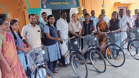 தஞ்சாவூா் மாவட்டம், திருவையாறு சீனிவாசராவ் அரசு உதவி பெறும் மேல்நிலைப் பள்ளியில் மாணவிகளுக்கு தமிழக அரசின் விலையில்லா மிதிவண்டிகளை வெள்ளிக்கிழமை வழங்கிய நகா் மன்றத் தலைவா் கஸ்தூரி நாகராஜன், துணைத் தலைவா் சி. நாகராஜன்.