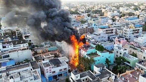 அடா்ந்த குடியிருப்புப் பகுதிக்கு இடையே உதிரி பாகங்கள் விற்பனை நிறுவனத்தில் கொழுந்து விட்டு எரியும் தீ.