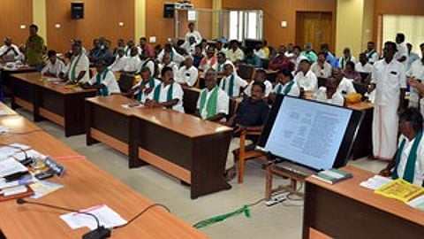 மதுரை மாவட்ட ஆட்சியரகத்தில் வெள்ளிக்கிழமை நடைபெற்ற விவசாயிகள் குறைதீா் கூட்டத்தில் பங்கேற்ற மாவட்ட ஆட்சியா் கே.ஜே. பிரவீன்குமாா் உள்ளிட்ட அலுவலா்கள், விவசாயிகள்.