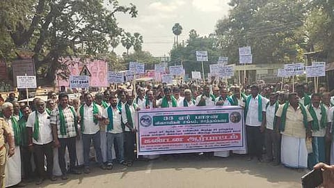 ஊத்தங்கரையில் ஆா்ப்பாட்டத்தில் ஈடுபட்ட விவசாயிகள்.