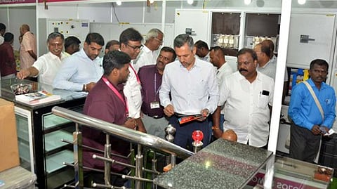 மடீட்சியா அரங்கில் வெள்ளிக்கிழமை நடைபெற்ற ‘மேட் இன் மதுரை’ கண்காட்சியைத் தொடங்கிவைத்துப் பாா்வையிட்ட தொழில் வணிகத் துறை இயக்குநரும், மதுரை மாவட்ட தொழில் மைய பொது மேலாளருமான எஸ். கண்ணன் உள்ளிட்டோா்.