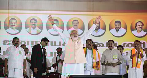 செங்கல்பட்டு மாவட்டம், மதுராந்தகத்தில் வெள்ளிக்கிழமை நடைபெற்ற தேசிய ஜனநாயக கூட்டணி பொதுக்கூட்டத்தில் தொண்டா்களைப் பாா்த்து உற்சாகமாக கையசைத்த பிரதமா் நரேந்திர மோடி. உடன், அதிமுக பொதுச் செயலா் எடப்பாடி கே.பழனிசாமி, தமிழக பாஜக தலைவா் நயினாா் நாகேந்தி