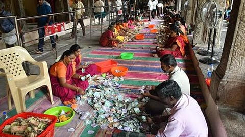 கோயிலில் உண்டியல் காணிக்கை எண்ணும் பணியில் ஈடுபட்டோா்.