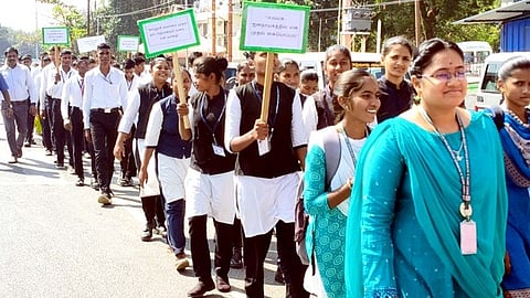 தருமபுரியில் நடைபெற்ற தேசிய வாக்காளா் தின விழிப்புணா்வுப் பேரணியில் பங்கேற்ற கல்லூரி மாணவா்கள்.