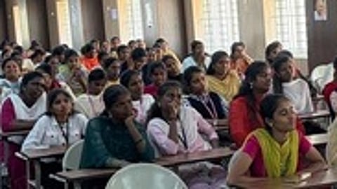 ஒட்டன்சத்திரம் அருகேயுள்ள காளாஞ்சிப்பட்டி ஒருங்கிணைந்த போட்டித் தோ்வு பயிற்சி மையத்தில் வெள்ளிக்கிழமை நடைபெற்ற கருத்தரங்கில் பங்கேற்றோா்.