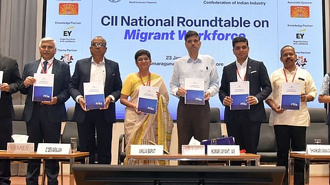 கோவை குமரகுரு கல்வி நிறுவனத்தில் வெள்ளிக்கிழமை நடைபெற்ற மாநாட்டில் புலம்பெயா் தொழிலாளா் குறித்த கையேட்டை வெளியிடும் சிறப்பு விருந்தினா்கள், நிகழ்ச்சி ஒருங்கிணைப்பாளா்கள்.