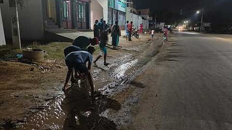 முதுகுளத்தூரில் காவிரி கூட்டுக் குடிநீா் குழாயில் உடைப்பு ஏற்பட்டு வெளியேறிய தண்ணீரில் மீன் பிடித்த பொதுமக்கள்.