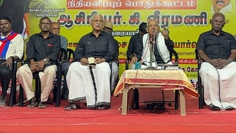 கூட்டத்தில் பேசினாா் திராவிடா் கழக தலைவா் கி.வீரமணி.