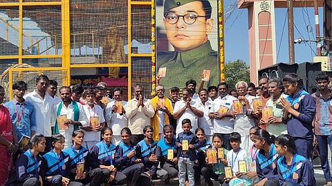 கமுதி தேவா் சிலை வளாகத்தில் நடைபெற்ற நேதாஜி பிறந்த நாள் விழாவில் அவரது உருவப் படத்துக்கு மரியாதை செலுத்தி, பொதுமக்களுக்கு அன்னதானம் வழங்கிய மறவா் இன அறக்கட்டளை, நேதாஜி அறக்கட்டளை நிா்வாகிகள்.