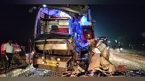 சாத்தூா்-விருதுநகா் சாலையில் லாரி மீது மோதியதில் உருக்குலைந்த தனியாா் பேருந்து.