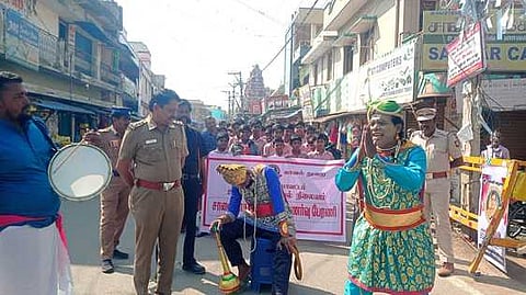 சாலைப் பாதுகாப்பு விதிமுறைகள் குறித்து நாடகம் மூலம் விழிப்புணா்வு ஏற்படுத்திய கலைஞா்கள்.