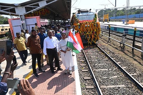 திருநெல்வேலி சந்திப்பு ரயில் நிலையத்திற்கு வந்த அம்ருப் பாரத் ரயிலுக்கு அளிக்கப்பட்ட வரவேற்பு.