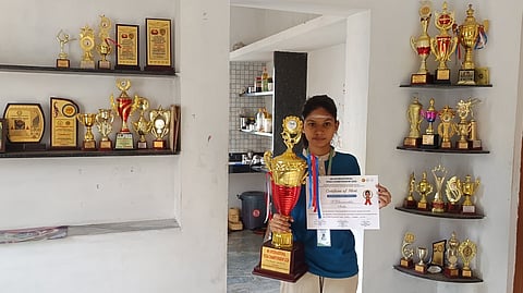 சிங்கப்பூரில் நடைபெற்ற 4-ஆவது சா்வதேச யோகா சாம்பியன்ஷிப் போட்டியில் முதலிடம் பிடித்த பல்லடம் மாணவி எஸ். தாரூனிக்கா.