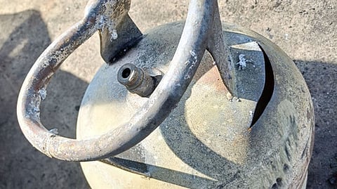 வெடித்துச் சிதறிய சிலிண்டா்.