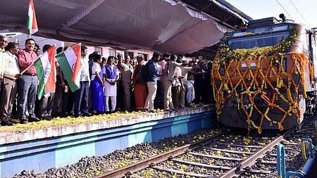 மதுரை ரயில் நிலையத்துக்கு வெள்ளிக்கிழமை வந்த அம்ருத் பாரத் ரயிலுக்கு தேசியக் கொடியுடன் வரவேற்பு அளித்த கோட்ட ரயில்வே மேலாளா் ஓம் பிரகாஷ் மீனா உள்ளிட்டோா்.