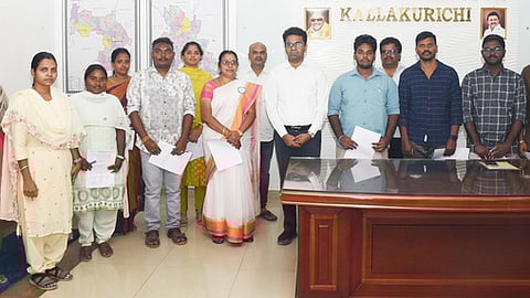 குரூப்-2 ஏ தோ்வில் தோ்ச்சி பெற்ற இளநிலை வருவாய் ஆய்வாளா்களுக்கு பணி நியமண ஆணையை வழங்கிய ஆட்சியா் எம்.எஸ்.பிரசாந்த்.