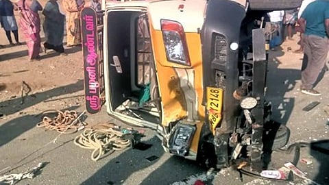 பேருந்து மோதியதில் கவிழ்ந்த சரக்கு ஆட்டோ.