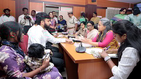 கோவை மாவட்ட ஆட்சியா் அலுவலகத்தில் சமூக நலன் மற்றும் மகளிா் உரிமைத் துறை சாா்பில் நடைபெற்ற பெண்களுக்கான சிறப்பு
குறைகேட்புக் கூட்டம்.