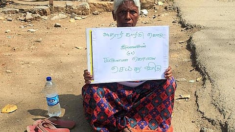 ஆதாா் அட்டை கிடைக்காததால்
அவிநாசியில் மூதாட்டி போராட்டம்