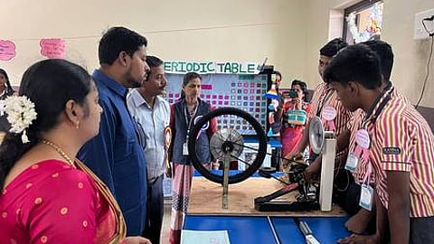 முதுகுளத்தூா் பள்ளியில் நடைபெற்ற அறிவியல் கண்காட்சியில் மாணவ, மாணவிகளின் புதிய கண்டுபிடிப்புகளைப் பாா்வையிட்ட பரமக்குடி கோட்டாட்சியா் சரவணப்பெருமாள்.