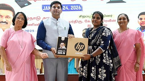 மதுரை பாத்திமா கல்லூரியில் சனிக்கிழமை நடைபெற்ற விழாவில் மாணவி ஒருவருக்கு விலையில்லா மடிக்கணினியை வழங்கிய மாவட்ட ஆட்சியா் கே.ஜே. பிரவீன்குமாா்.