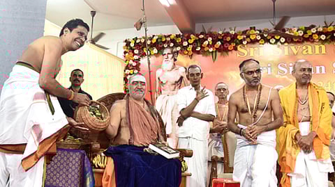 சென்னை நங்கநல்லூரில் உள்ள செல்லம்மாள் வித்யாலயா பள்ளியில் ஸ்ரீ சிவன் சாா் யோக சபை சாா்பில் சனிக்கிழமை நடைபெற்ற நிகழ்ச்சியில் பங்கேற்ற காஞ்சி காமகோடி பீடாதிபதி ஸ்ரீ சங்கர விஜயேந்திர சரஸ்வதி சுவாமிகள்.