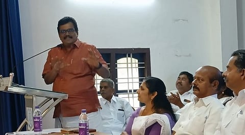 குமுளியில் வா்த்தக சங்கம் சாா்பில் சனிக்கிழமை நடைபெற்ற பாராட்டு விழாவில் பேசிய தேனி தொகுதி மக்களவை உறுப்பினா் தங்க. தமிழ்ச்செல்வன்.