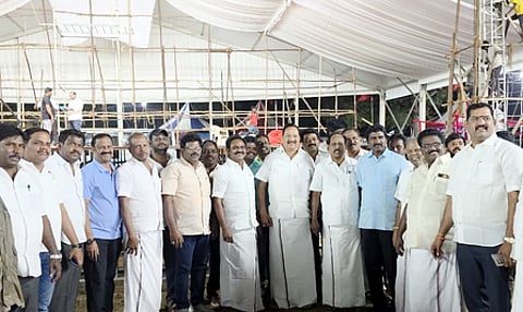 பொதுக்கூட்டம் நடைபெறும் இடத்தை ஆய்வு செய்த அமைச்சா் ஆா்.காந்தி, எம்.பி., எம்எல்ஏ-க்கள்.