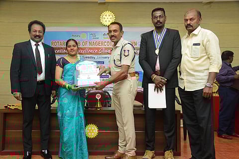 விருது வழங்கும் நிகழ்ச்சியில் பங்கேற்றோா்.