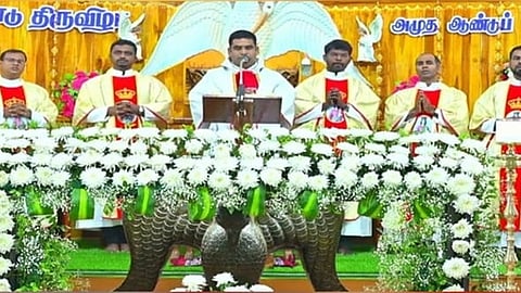 சிறப்பு திருப்பலியில் பங்கேற்ற ஆயா்கள்.