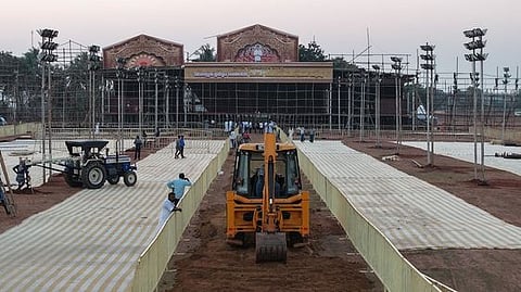 தஞ்சாவூா் அருகே செங்கிப்பட்டியில் ‘வெல்லும் தமிழ்ப் பெண்கள்’ என்கிற திமுக டெல்டா மண்டல மகளிரணி மாநாட்டுக்காக சனிக்கிழமை மேற்கொள்ளப்பட்ட முன்னேற்பாடு பணிகள்.