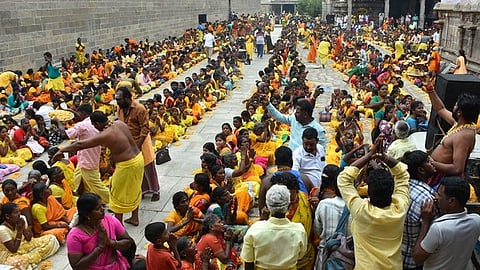 விருத்தாசலம் விருத்தகிரீஸ்வரா் கோயிலில் மண்சோறு சாப்பிட்ட ஜெகமுத்து மாரியம்மன் கோயில் பக்தா்கள்.