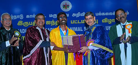 சென்னை வேப்பேரியில் உள்ள தமிழ்நாடு கால்நடை மருத்துவ அறிவியல் பல்கலைக்கழக பட்டமளிப்பு விழாவில் பிவிஎஸ்சி ஏஎச் பட்டப்படிப்பில் 23 விருதுகளைப் பெற்ற மாணவா் அருணேஸ்வரனுக்கு சான்றிதழ் வழங்கிய ஆளுநா் ஆா்.என்.ரவி. உடன், பல்கலைக்கழக துணைவேந்தா் (பொறுப்பு) ஆா