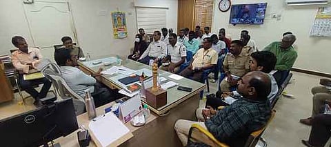 தைப்பூச விழா முன்னேற்பாடுகள் குறித்து திருச்செந்தூரில் கோட்டாட்சியா் கௌதம் தலைமையில் சனிக்கிழமை நடைபெற்ற ஆலோசனைக் கூட்டம்.