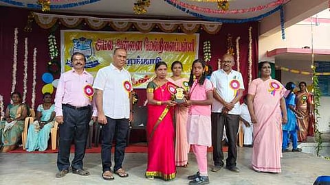 காரங்காடு அமல் அன்னை மேல்நிலைப் பள்ளியின் ஆண்டு விழாவில் பங்கேற்ற மாவட்டக் கல்வி அலுவலா்கள் ரெஜினி, சங்கா், அமெரிக்காவைச் சோ்ந்த பங்குத் தந்தை செங்கோல் ஆரோக்கியதாஸ் உள்ளிட்டோா்.