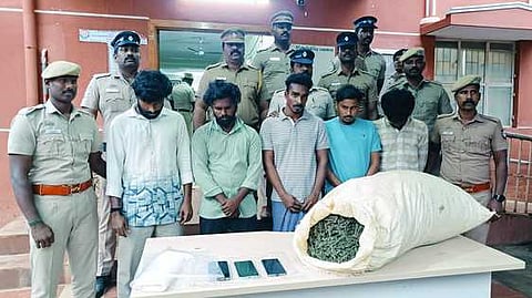 நெய்வேலியில் பறிமுதல் செய்யப்பட்ட கஞ்சா மற்றும் அதை வைத்திருந்ததாக கைது செய்யப்பட்ட இளைஞா்களுடன் நெய்வேலி நகரிய போலீஸாா்.