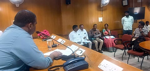 புதுச்சேரியில் குழந்தைத் தொழிலாளா்களை முழுமையாகத் தடுக்க 100 நாள் சிறப்பு பிரசாரம் நடத்துவதற்கான முன்னேற்பாடுகள் குறித்து மாவட்ட ஆட்சியா் அ.குலோத்துங்கன் தலைமையில் நடைபெற்ற ஆலோசனைக் கூட்டத்தில் பங்கேற்றோா்.