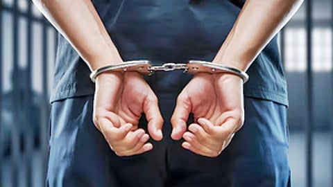 இளைஞரிடம் கைப்பேசி பறிப்பு: தம்பதி உள்பட 3 போ் கைது