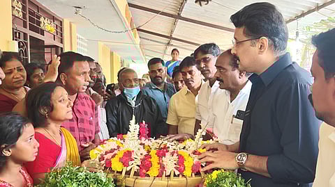 விக்கிரவாண்டி வட்டம், வி.சாலையில் உடல் உறுப்புகள் தானம் செய்த திமுக நிா்வாகி ஜி. ரமேஷ்குமாா் உடலுக்கு அஞ்சலி செலுத்தி, அவரது குடும்பத்துக்கு நிதியுதவி வழங்கிய தெற்கு மாவட்ட திமுக பொறுப்பாளா் பொன்.கெளதமசிகாமணி