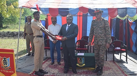 தேசிய மாணவா் படை மாணவருக்கு பரிசு வழங்கி பாராட்டிய மனோன்மணீயம் சுந்தரனாா் பல்கலைக்கழக துணைவேந்தா் என்.சந்திரசேகா்.