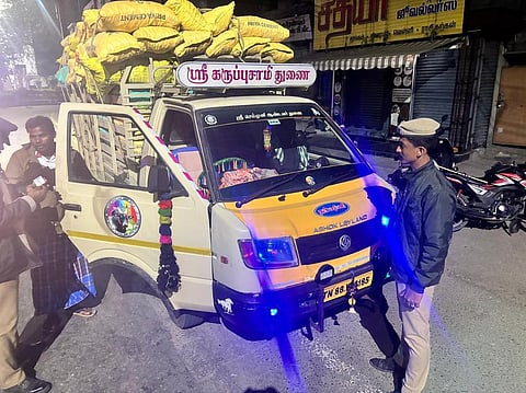 குடியரசு தினத்தை முன்னிட்டு திருப்பூரில் நள்ளிரவிலும் வாகன சோதனையில் ஈடுபடும் காவல்துறையினா்.