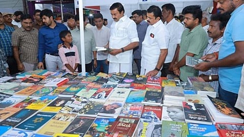 திருப்பூா் புத்தகத் திருவிழா அரங்குகளைப் பாா்வையிட்ட அமைச்சா் மு.பெ.சாமிநாதன்.