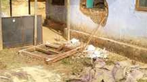 பாண்டியாறு குடோன் பகுதியில் யானையால் சேதப்படுத்தப்பட்ட ரேஷன் கடை.